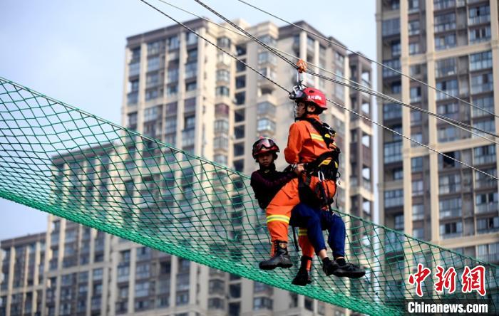 新消防員進(jìn)行T型救援操展示?！⒅铱?攝