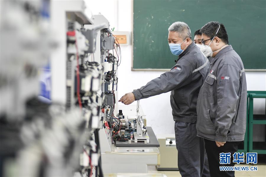 (在習(xí)近平新時(shí)代中國(guó)特色社會(huì)主義思想指引下——新時(shí)代新作為新篇章·習(xí)近平總書(shū)記關(guān)切事·圖文互動(dòng))(8)汗水的味道——記錄奮戰(zhàn)在復(fù)工復(fù)產(chǎn)一線的勞動(dòng)者