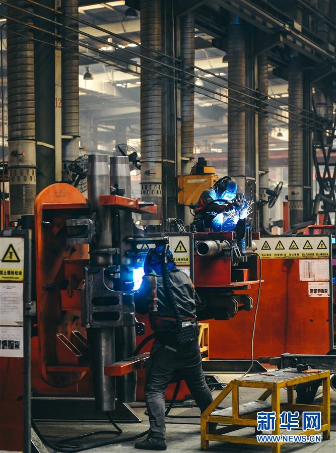 (在習(xí)近平新時(shí)代中國(guó)特色社會(huì)主義思想指引下——新時(shí)代新作為新篇章·習(xí)近平總書(shū)記關(guān)切事·圖文互動(dòng))(4)汗水的味道——記錄奮戰(zhàn)在復(fù)工復(fù)產(chǎn)一線的勞動(dòng)者