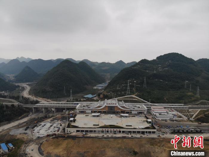 貴州省首條城際高速鐵路——安六鐵路開始聯(lián)調(diào)聯(lián)試。中國鐵路成都局集團公司供圖