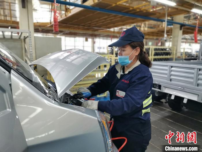 在滿足國外市場供應的同時，成功汽車也緊盯國內(nèi)市場，拓渠道保銷量。　高飛 攝