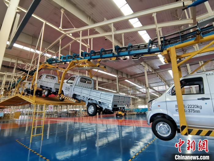 成功汽車是山西省重點轉(zhuǎn)型項目，擁有國內(nèi)先進的零部件、發(fā)動機整機自動裝配和發(fā)動機生產(chǎn)線、實驗線，還有國際一流的工業(yè)機器人?！「唢w 攝