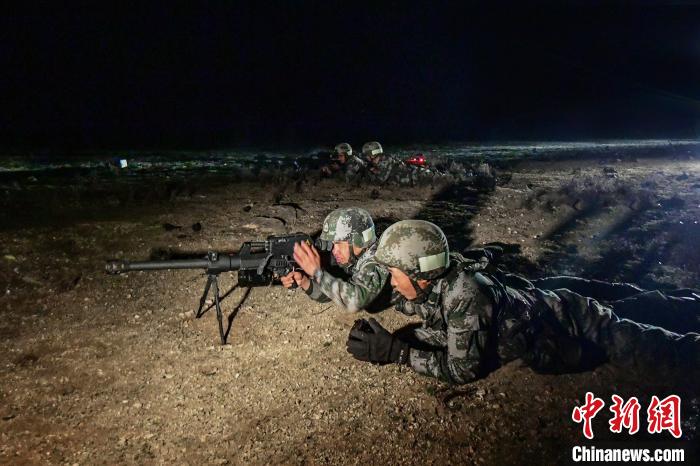 夜間狙擊手摧毀敵探照燈?！∑呀?攝