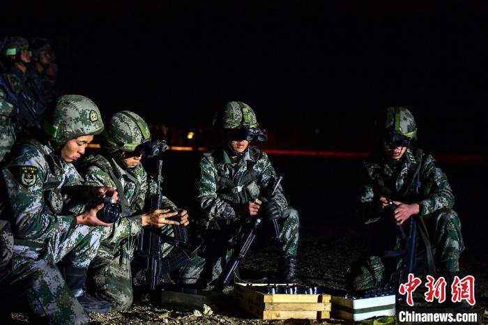 戰(zhàn)士正在補充彈藥?！∑呀?攝