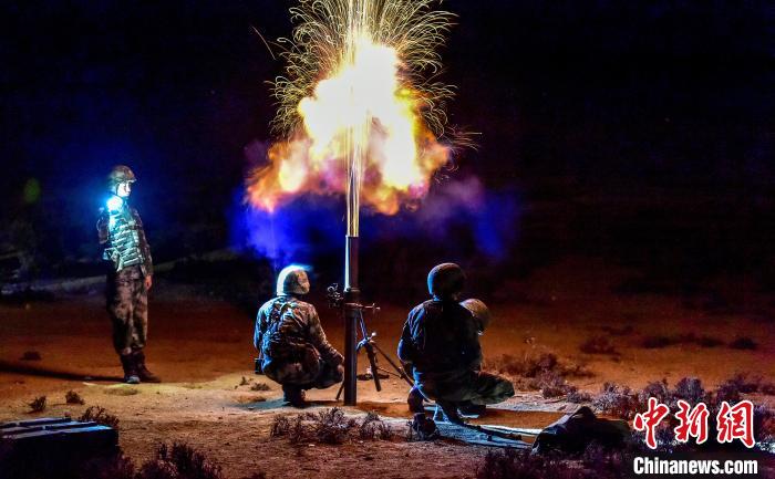 演練中偵察兵在夜間利用迫擊炮摧毀敵輕型裝甲?！」鶘|東 攝