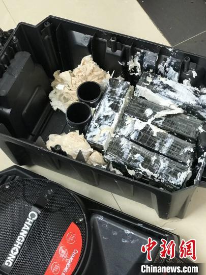 圖為臨滄邊境管理支隊(duì)從音響中查獲毒品?！⒂狼?攝