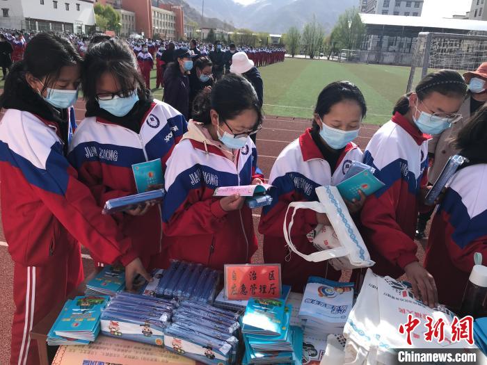 圖為西藏自治區(qū)應(yīng)急管理廳在學(xué)校開(kāi)展安全生產(chǎn)宣傳(資料圖)。西藏自治區(qū)應(yīng)急管理廳 供圖