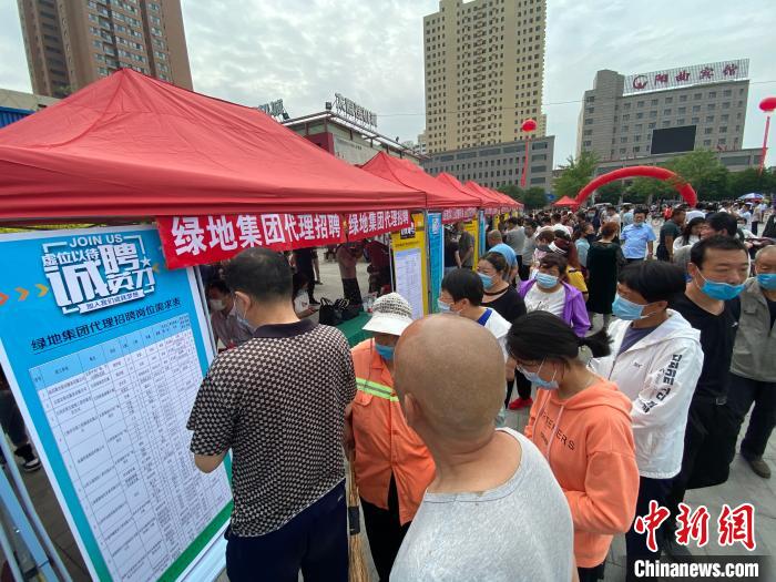 一些知名企業(yè)展臺前，投遞簡歷、咨詢就業(yè)的人絡(luò)繹不絕。　屈麗霞 攝