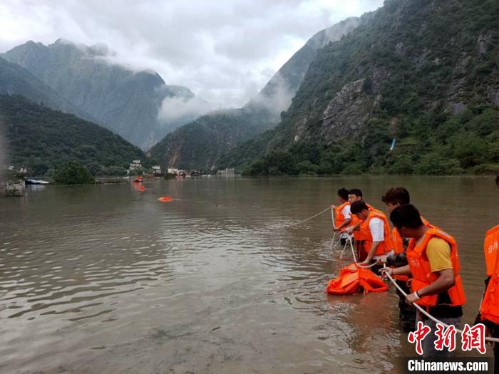 救援人員正在全力營救被困群眾?！〉ぐ托峁?攝