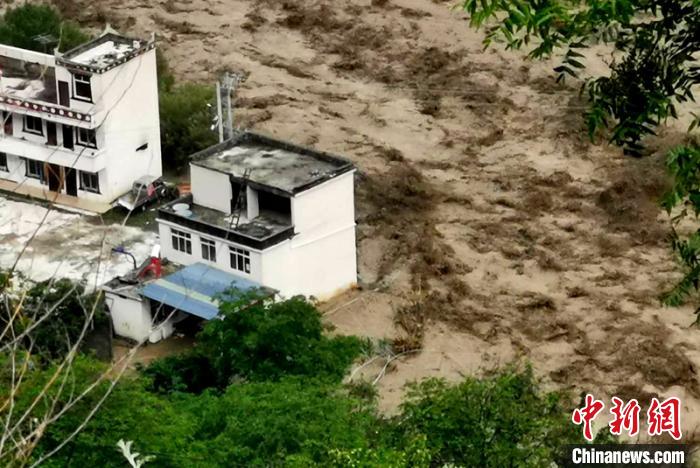 洪水淹沒房屋?！〉ぐ托峁?攝