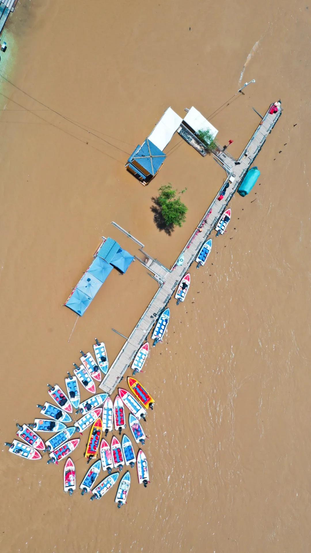 ▲圖為6月27日已暫時關(guān)閉的黃河蘭州段一處快艇碼頭（無人機照片）。新華社發(fā)（郎兵兵 攝）