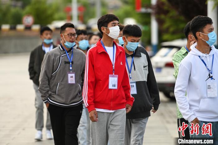7月7日，考生在拉薩三高考點(diǎn)外有序排隊(duì)，等待進(jìn)入考場(chǎng)?！『闻罾?攝