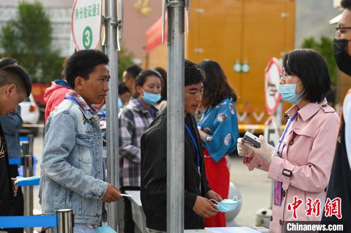 7月7日，考生在拉薩三高考點(diǎn)外進(jìn)行身份證件核驗(yàn)?！『闻罾?攝