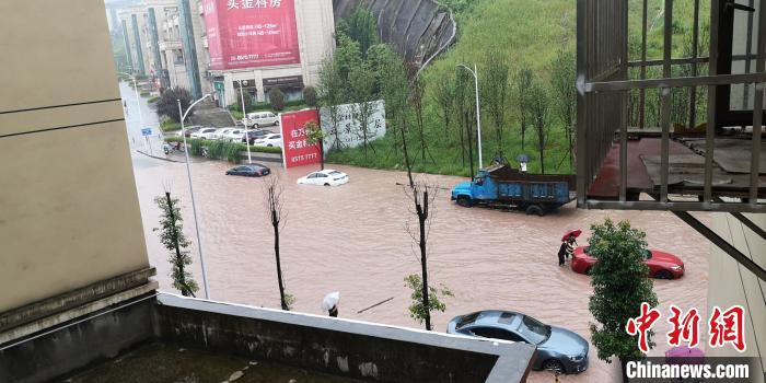 圖為重慶萬(wàn)州城區(qū)積水嚴(yán)重?！≈貞c萬(wàn)州區(qū)委宣傳部供圖 攝