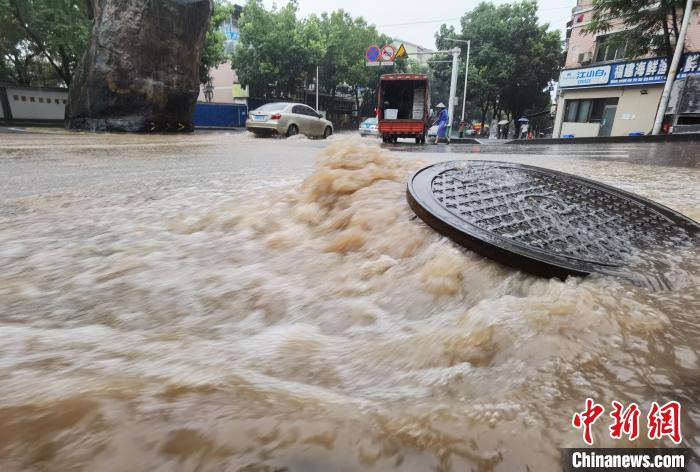 圖為重慶萬(wàn)州城區(qū)積水嚴(yán)重?！≈貞c萬(wàn)州區(qū)委宣傳部供圖 攝