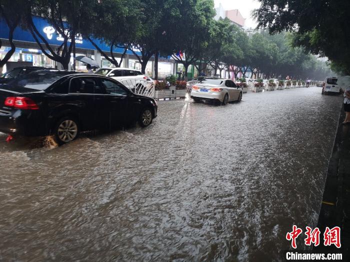 圖為重慶萬(wàn)州城區(qū)積水嚴(yán)重?！≈貞c萬(wàn)州區(qū)委宣傳部供圖 攝