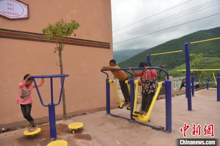 甲甲溝村里玩耍的孩子?！埨?攝