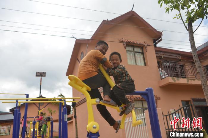 甲甲溝村里玩耍的孩子?！埨?攝