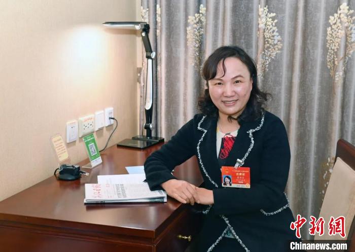 全國(guó)人大代表，浙江省臺(tái)州市椒江區(qū)大陳實(shí)驗(yàn)學(xué)校校長(zhǎng)、黨支部書(shū)記翁麗芬 蔡榮章 攝