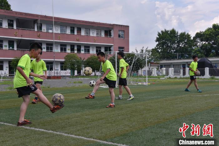 人大代表呼吁篩查防控青少年頸椎、脊柱等健康問(wèn)題