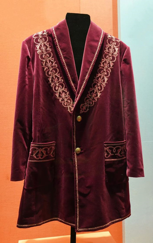 2013年9月，時任哈薩克斯坦總統(tǒng)納扎爾巴耶夫贈送習近平主席的哈薩克斯坦民族服裝。