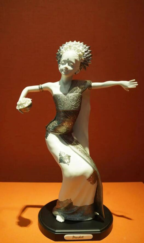 2013年10月，時任印度尼西亞總統(tǒng)蘇西洛贈送習近平主席的鑲錫瓷塑舞者。