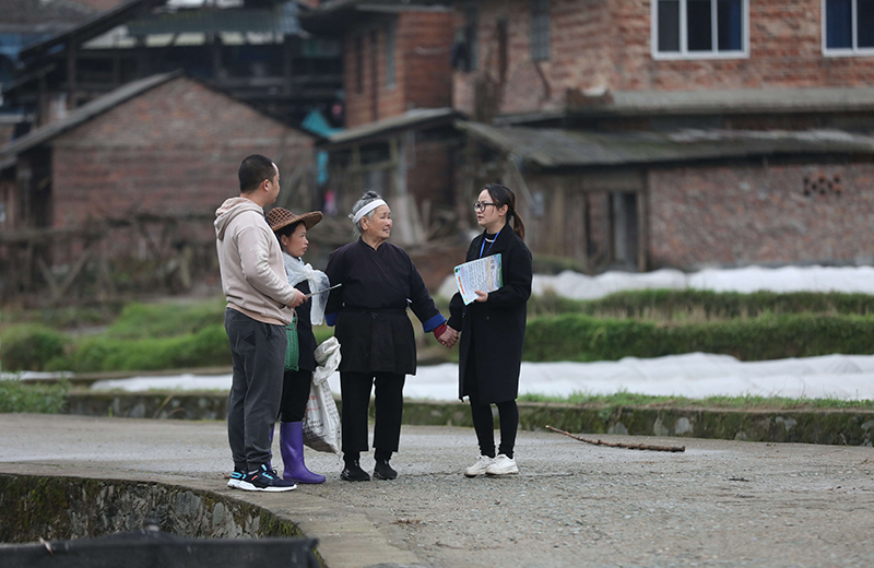 2022年3月24日，在廣西柳州市三江侗族自治縣良口鄉(xiāng)南寨村，紀(jì)檢監(jiān)察干部（右一、左一）在了解惠農(nóng)政策落實情況。