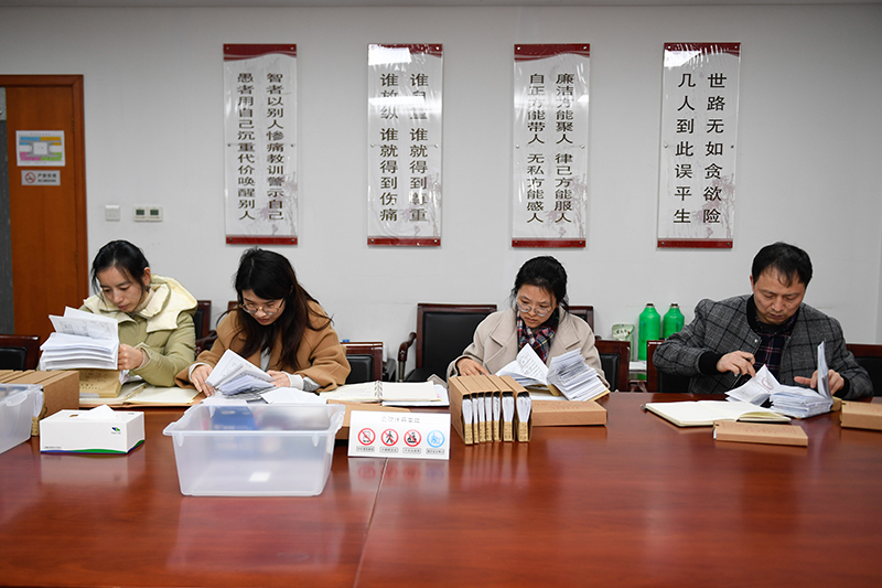 2020年1月8日，浙江寧波市北侖區(qū)紀(jì)委工作人員在檢查北侖區(qū)大數(shù)據(jù)發(fā)展管理中心2019年的公款消費票據(jù)，查找是否存在違規(guī)問題。