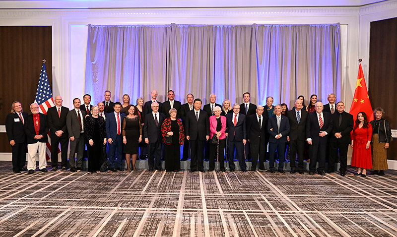 這是美國(guó)友好團(tuán)體聯(lián)合歡迎宴會(huì)開(kāi)始前，習(xí)近平主席會(huì)見(jiàn)飛虎隊(duì)和史迪威將軍后人、鼓嶺、艾奧瓦州、華盛頓州等方面友好人士代表，同他們親切交談并合影留念。