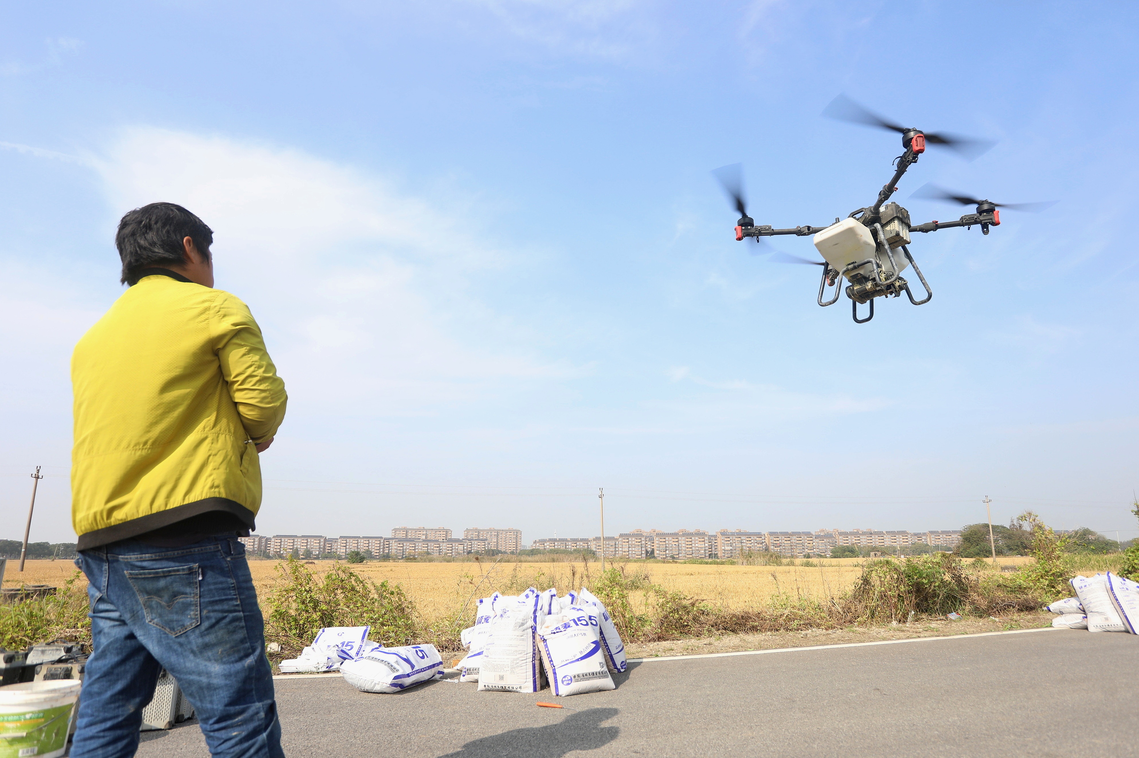 2023年11月15日，浙江嘉興，南湖區(qū)七星街道一處農田里，農民操縱無人機進行冬小麥飛播。